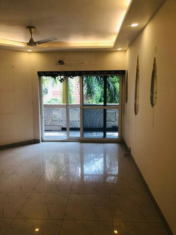Room in 3 BHK Apartment at Unitech Heritage City, Sector 25 – for Rent