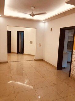 3 BHK + Servant Room Apartment For Rent in Unitech Heritage City