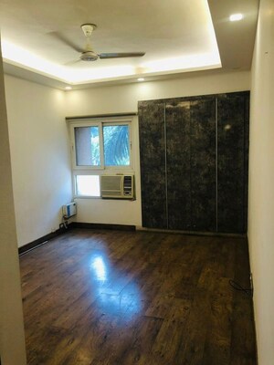 Room in 3 BHK Apartment at Unitech Heritage City, Sector 25 – for Rent