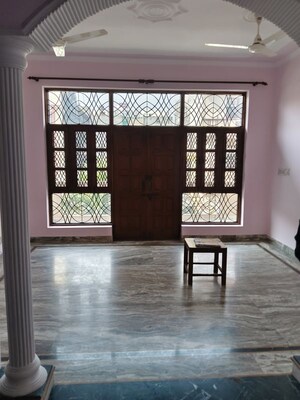 Room in 2.5 BHK Independent House at RWA Apartments Sector 52, Sector 52 – for Rent