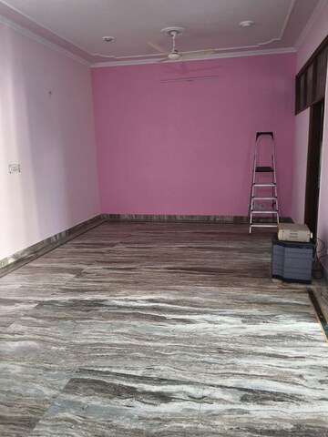 Room in 2.5 BHK Independent House at RWA Apartments Sector 52, Sector 52 – for Rent