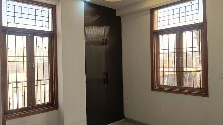 Room, sector 73 2 Bedroom 1100 Sq.Ft. Builder Floor In Sector 73 Noida 10045435