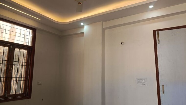 Room, sector 73 2 Bedroom 1100 Sq.Ft. Builder Floor In Sector 73 Noida 10045435