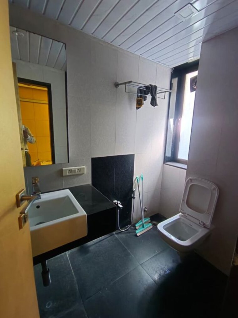 Attached Bathroom, colaba 2 Bedroom 1200 Sq.Ft. Apartment In Colaba Mumbai 10045442