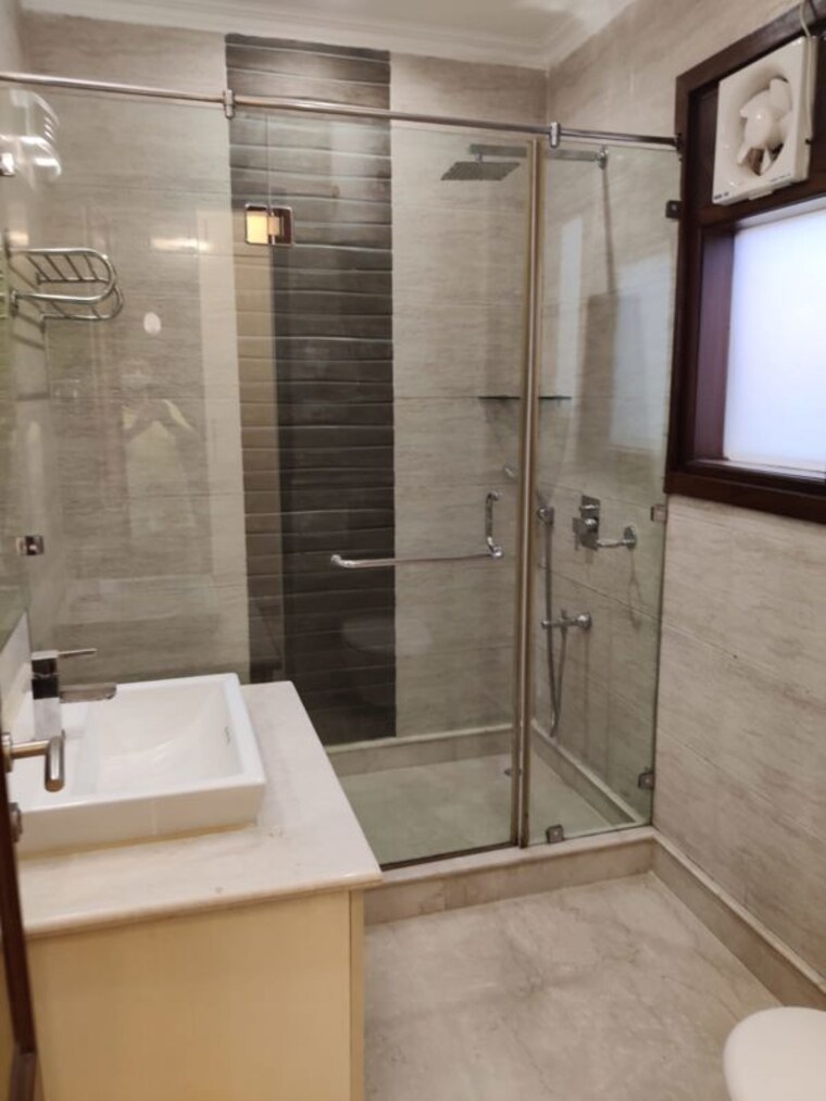 Bathroom, kailash colony 4 Bedroom 2718 Sq.Ft. Builder Floor In Kailash Colony Delhi 10045540