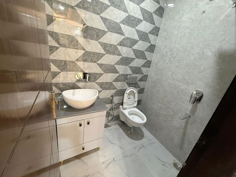 Bathroom, shakti khand 2 3 Bedroom 1410 Sq.Ft. Builder Floor In Shakti Khand 2 Ghaziabad 10045447