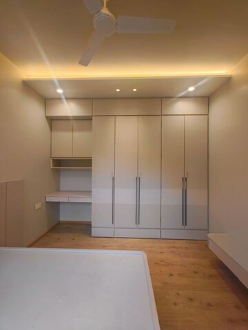 Room in 3 BHK Apartment at Kalpataru Magnus, Bandra East – for Rent