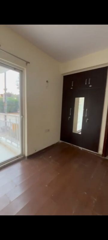 Room in 3 BHK Apartment at DLF The Ultima, Sector 81 – for Rent