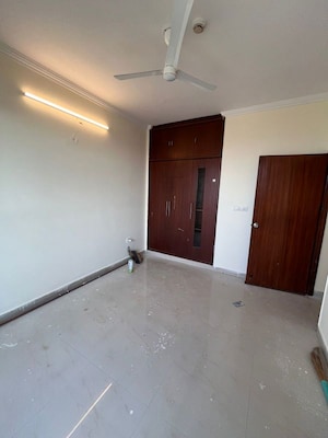 Room in 3 BHK Apartment at Ansal Sushant Estate, Sector 52 – for Rent