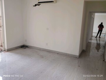 Room in 3.5 BHK Apartment at BPTP Spacio, Sector 37d – for Sale