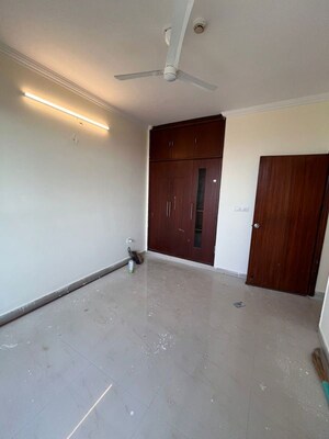 Room in 3 BHK Apartment at Ansal Sushant Estate, Sector 52 – for Rent