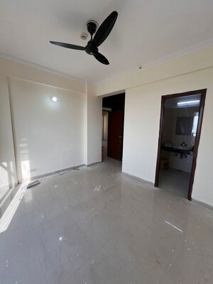 Room in 3 BHK Apartment at Ansal Sushant Estate, Sector 52 – for Rent