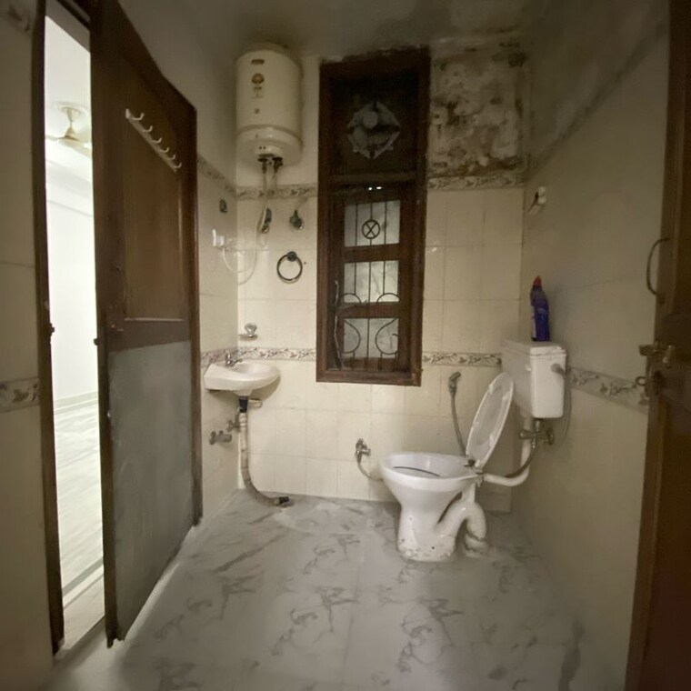 Bathroom, chattarpur 2 Bedroom 1000 Sq.Ft. Builder Floor In Chattarpur Delhi 10046156
