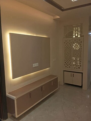 Room in 3 BHK Apartment at Smart World Orchard, Sector 61 – for Rent