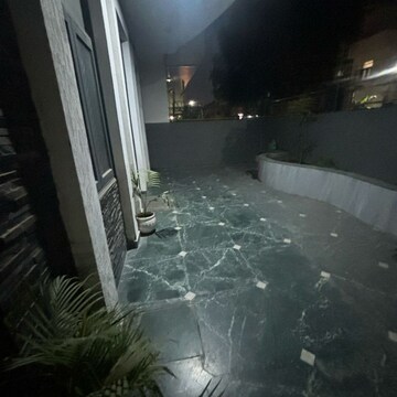 Balcony in 6+ BHK Builder Floor at RWA Apartments Sector 52, Arun Vihar – for Rent