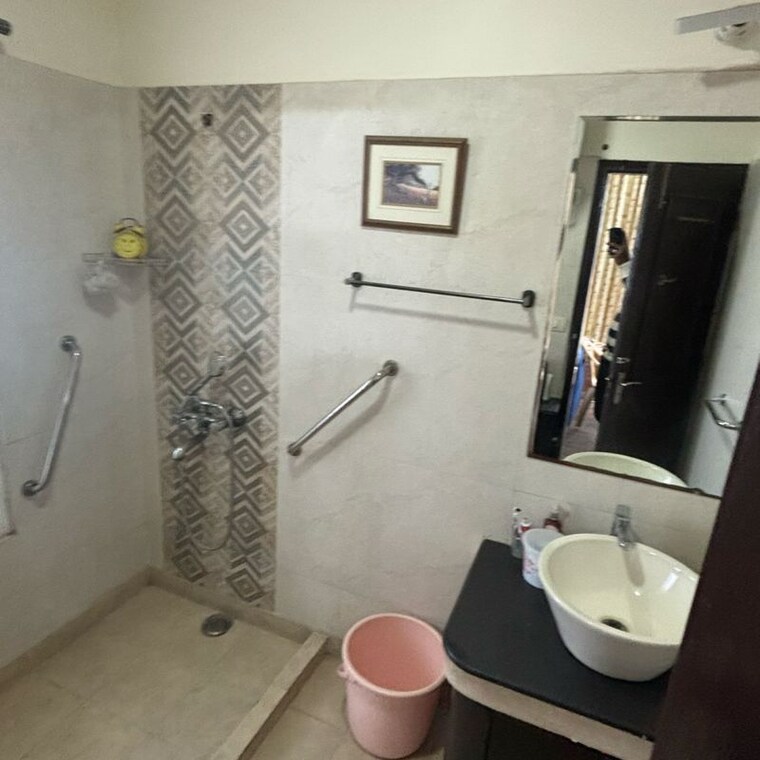 Bathroom, rwa-apartments-sector-61 3 Bedroom 250 Sq.Ft. Builder Floor In Sector 61 Noida 10046561
