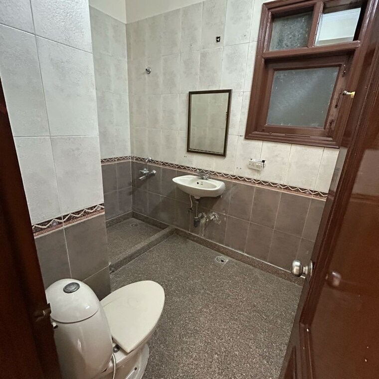 Bathroom, south extension ii 3 Bedroom 2350 Sq.Ft. Builder Floor In South Extension ii Delhi 10046743