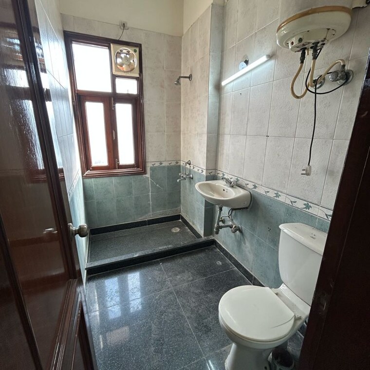 Bathroom, south extension ii 3 Bedroom 2350 Sq.Ft. Builder Floor In South Extension ii Delhi 10046743