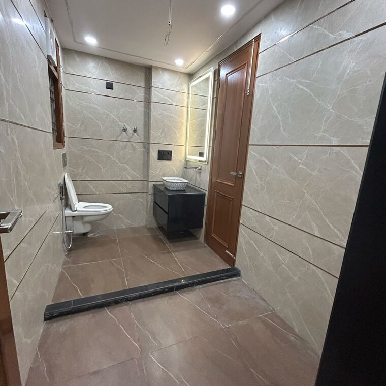 Bathroom, south extension i 3 Bedroom 2300 Sq.Ft. Builder Floor In South Extension I Delhi 10047031