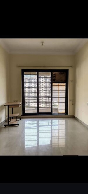 Room in 2 BHK Apartment at Link Plaza Malad, Malad West – for Rent