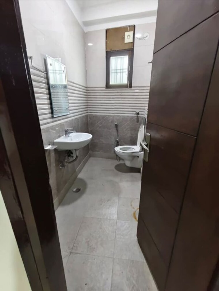 Bathroom, sector 14 3 Bedroom 1600 Sq.Ft. Builder Floor In Sector 14 Gurgaon 10047078