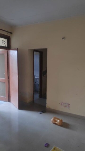 Room in 3 BHK Builder Floor at Omicron I Greater Noida – for Sale