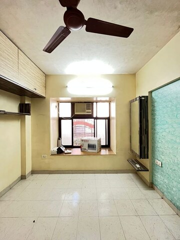 Room in 1 BHK Apartment at Green Hills, Kandivali East – for Rent