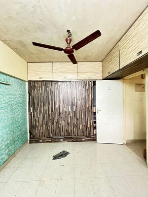 Team Area in 1 BHK Apartment at Green Hills, Kandivali East – for Rent