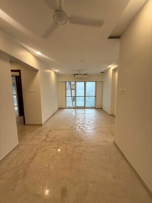 Room in 3 BHK Apartment at Ekta Eros, Khar West – for Rent