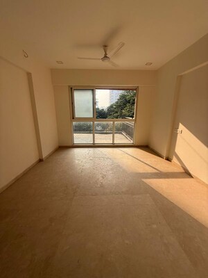 Room in 3 BHK Apartment at Ekta Eros, Khar West – for Rent