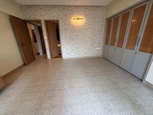 Room in 2 BHK Apartment at Bandra West – for Rent