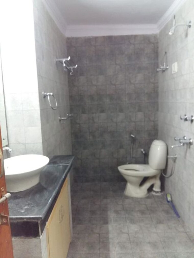 Bathroom, greater kailash part 3 3 Bedroom 2300 Sq.Ft. Apartment In Greater Kailash Part 3 Delhi 10047499