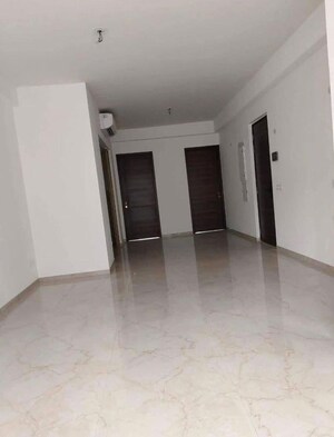 Room in 3 BHK Apartment at Smart World Orchard, Sector 61 – for Rent