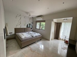 Bedroom in 3.5 BHK Apartment at Bandra West – for Rent