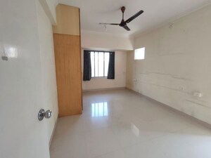 Room in 3 BHK Apartment at Reminess Apartment, Bandra West – for Rent