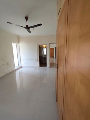 Room in 3 BHK Apartment at Reminess Apartment, Bandra West – for Rent