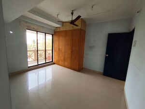 Room in 3 BHK Apartment at Reminess Apartment, Bandra West – for Rent
