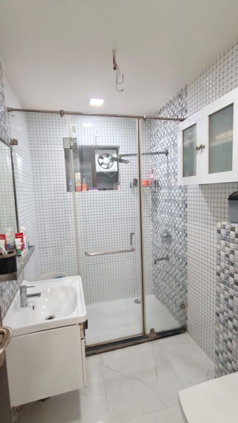 Bathroom, parklands 4 Bedroom 350 Sq.Yd. Builder Floor In Sector 85 Faridabad 10048042
