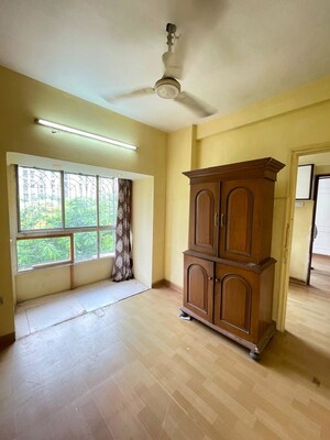 Room in 1 BHK Apartment at Green Meadows Bluilding 2 Chs Ltd, Kandivali East – for Rent