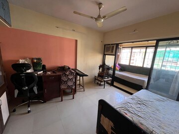 Room in 2 BHK Apartment at Kandivali East – for Rent