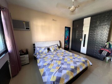 Bedroom in 2 BHK Apartment at Kandivali East – for Rent