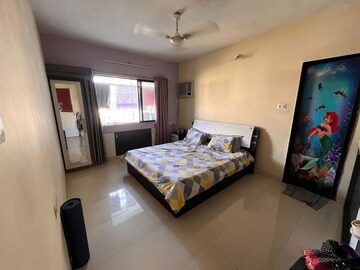 Bedroom in 2 BHK Apartment at Kandivali East – for Rent