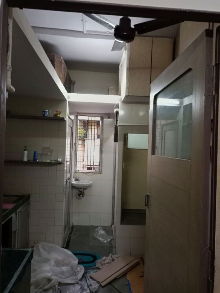 Bathroom, adarsh-nagar-society 1 RK 350 Sq.Ft. Apartment In Worli Mumbai 10048210