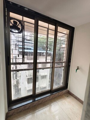 Room in 3 BHK Apartment at Bandra West – for Rent