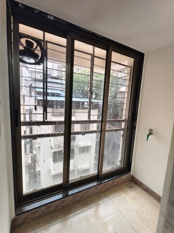 Room in 3 BHK Apartment at Bandra West – for Rent