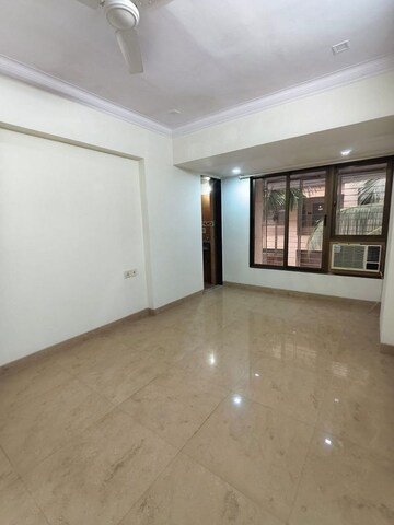 Room in 3 BHK Apartment at Bandra West – for Rent