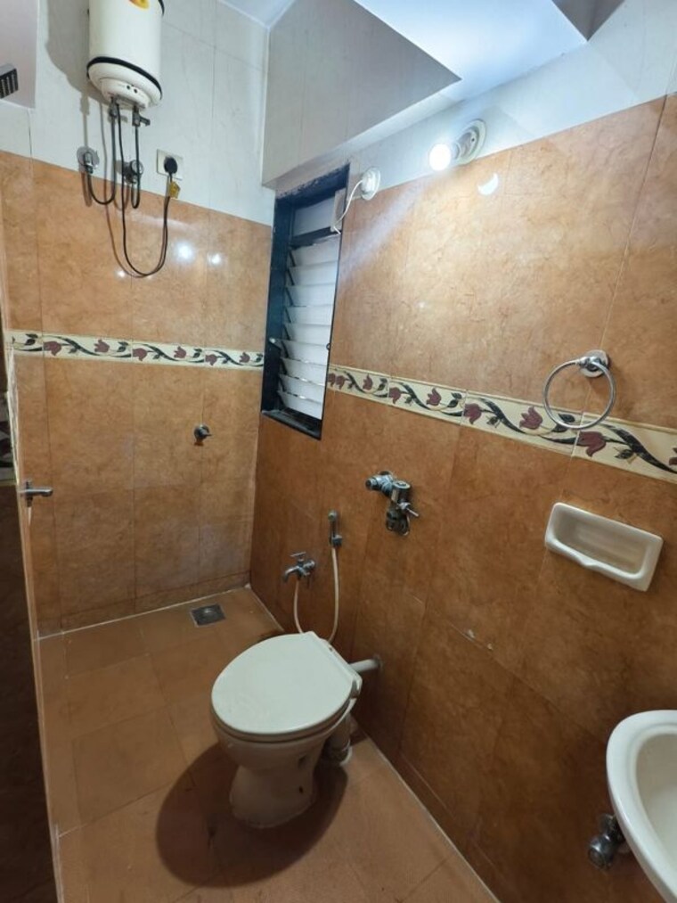 Washroom, bandra west 3 Bedroom 1100 Sq.Ft. Apartment In Bandra West Mumbai 10048231