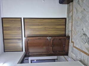 Furnished Amenities in 2.5 BHK Builder Floor at Mayur Vihar – for Rent