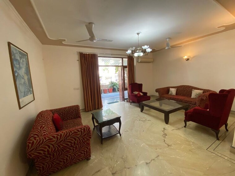 Living Room, greater kailash part 3 3 Bedroom 300 Sq.Yd. Builder Floor In Greater Kailash Part 3 Delhi 10048714