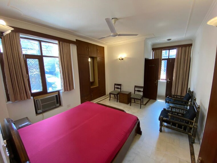 Room, greater kailash part 3 3 Bedroom 300 Sq.Yd. Builder Floor In Greater Kailash Part 3 Delhi 10048714